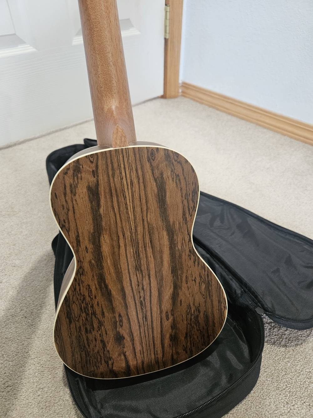 Concert Ukulele - Picture 5 of 10